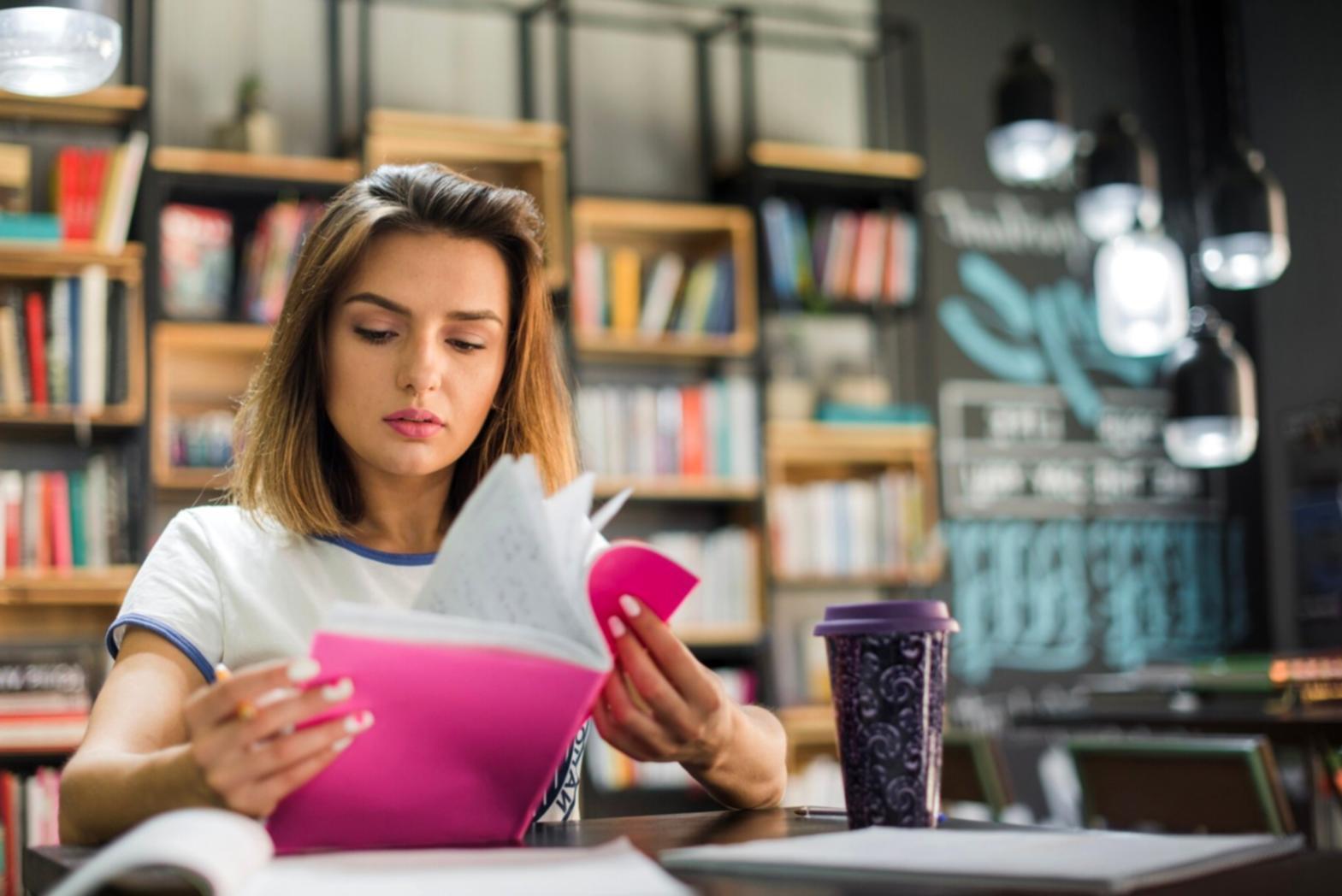 Professioneller Arbeitsplatz mit mehreren Monitoren für Finanzanalyse