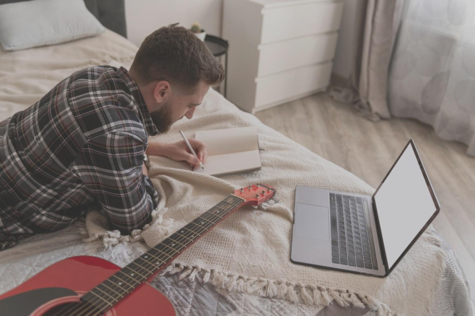 EZB Hauptgebäude in Frankfurt mit modernen Handelsgrafiken