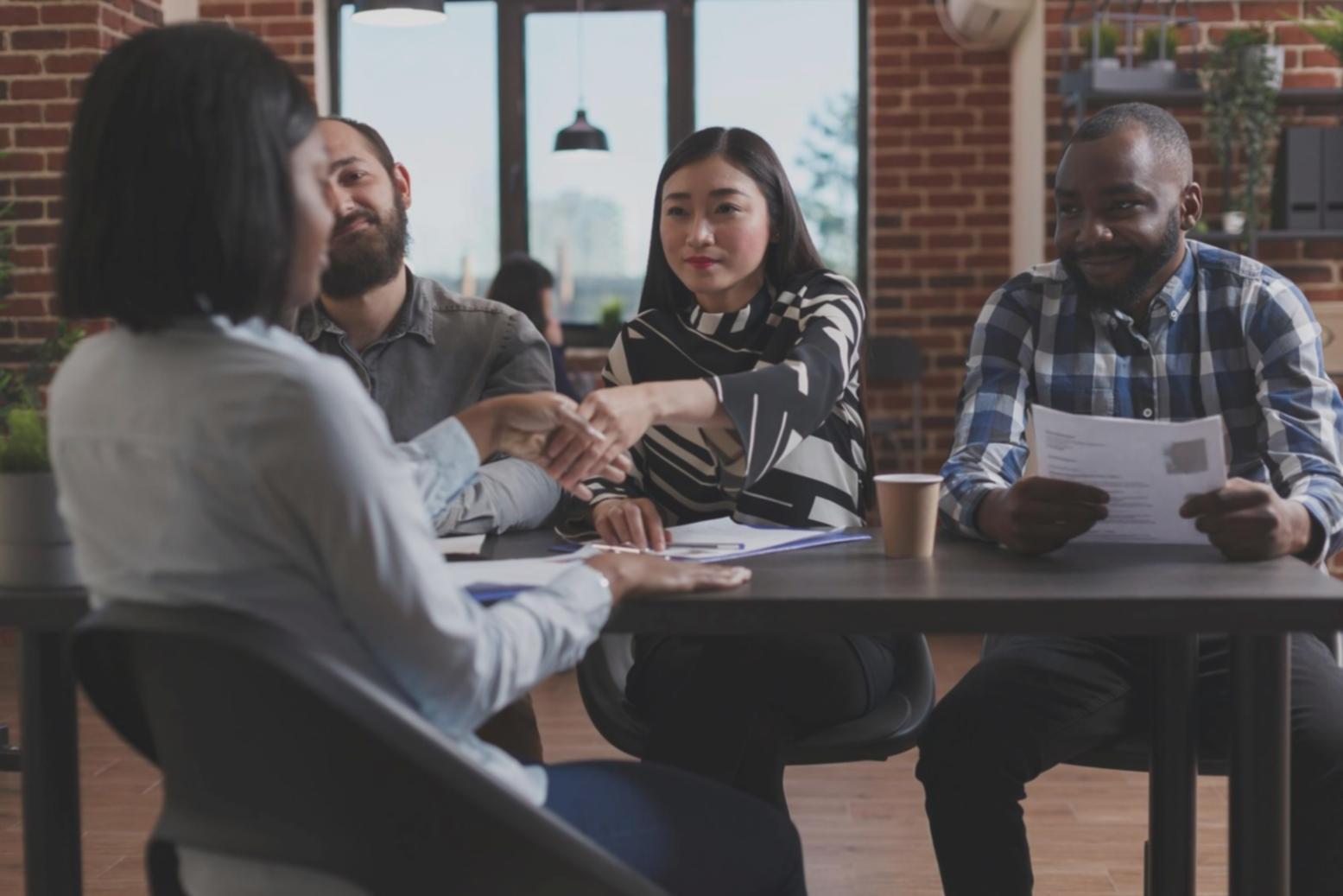 Trading Arbeitsplatz mit mehreren Monitoren und Marktdaten