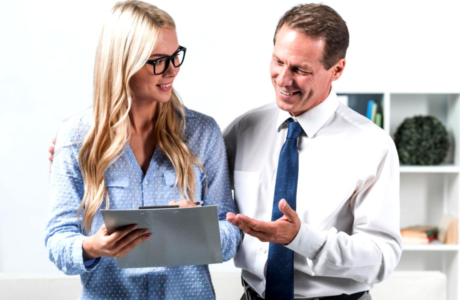 Moderne Finanzanalyse am Computer mit verschiedenen Charts und Diagrammen